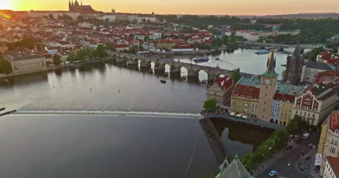 Aerial view of Prague Charles bridge and old town at sunset, over river. Czech 库存影片 322519448