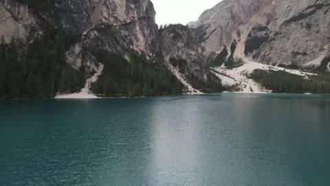 Aerial view of a pristine alpine lake surrounded by majestic rocky mountains . Stockbeeldmateriaal 344080547