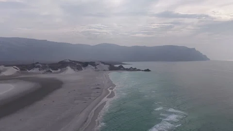 Aerial view of a pristine beach and turquoise ocean water, Socotra island 動画素材 335158198