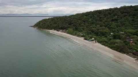 Aerial View of Pristine Beach and Lush Green Hillside on Tropical Island Stockbeeldmateriaal 336452668