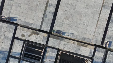 Aerial View: Professional operator climbs tall ladders and mounts parts Vídeo Stock 296024820