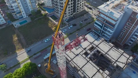 Aerial View: A professional operator mounts crane components and scales ladders Vídeo Stock 296024131