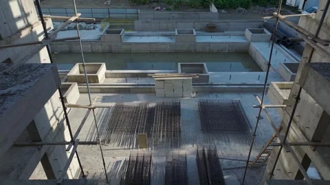 Aerial View: Professional operator mounts crane components while climbing Vídeo Stock 296025221