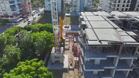 Aerial View: Professional operator scales tall ladders and assembles crane Vídeo Stock 296022122