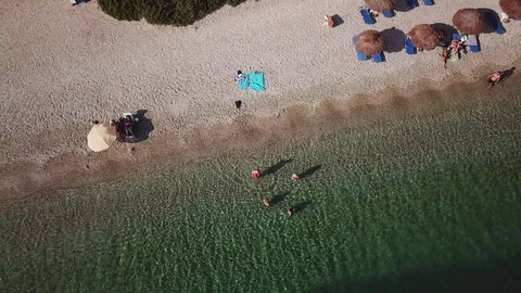 Aerial view, pull back. Some people taking a bath into transparent sea Vidéo 96297307