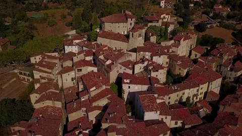An aerial view, pulling away from the medieval mountain village Seillans France Vidéo 79858344