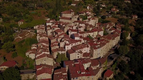An aerial view, pulling away from the medieval mountain village Seillans France Vidéo 79858353