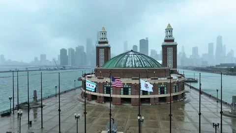 Aerial view pulling back from Navy Pier with Chicago skyline on snowy day 스톡 동영상 231163227