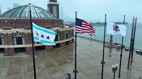 Aerial view pulling back from Navy Pier with Chicago skyline on snowy day 스톡 동영상 231163850