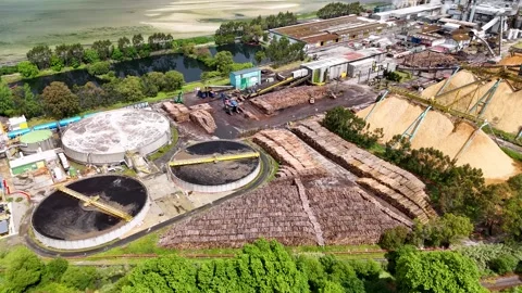 Aerial view of a pulp and paper mill wastewater treatment facility Vídeos de archivo 334618814