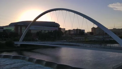 Aerial view push toward Center Street Bridge in downtown Des Moines, Iowa 스톡 동영상 201691119