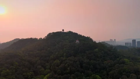Aerial View of Qifeng Park Summit at Sunset in Dongguan, China Stockbeeldmateriaal 346423402