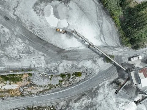 Aerial view of quarry mining operation with conveyor system, loader and agg.. Stockfoto's