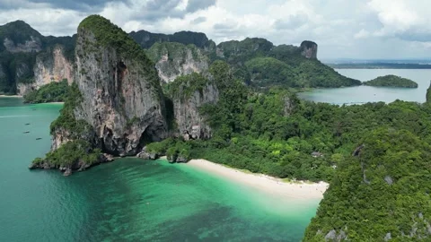 Aerial View of Railay Beach Limestone Cliffs and Andaman Sea in Krabi, Ao Nang, Video stock 334725183