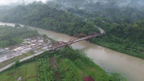 Aerial View of Red Bridge and River Covered by Morning Fog Vidéo 330487405