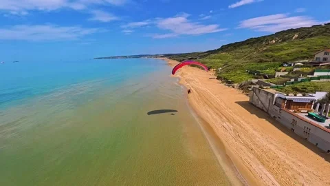 Aerial view of a red paramotor over Kilyos Beach, Turkey. 库存影片 335286421