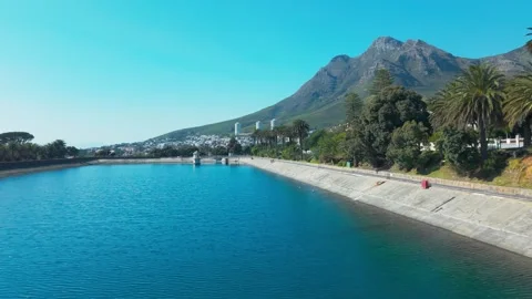 Aerial View of Reservoir with Devil’s Peak Mountain Backdrop, Cape Town 動画素材 344030390