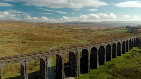 Aerial view of Ribblehead viaduct, located in North Yorkshire, United Kingdom Vídeo Stock 201677701
