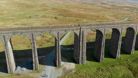 Aerial view of Ribblehead viaduct, located in North Yorkshire, United Kingdom Vidéo 246718914