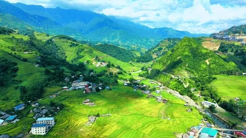 Aerial View of Rice Terraces and Paragliding in Sapa Vídeos de archivo 345126053
