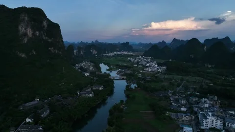 Aerial View Of River And Bridge Through Karst Mountains At Dusk In Yangshuo Vidéo 313061025
