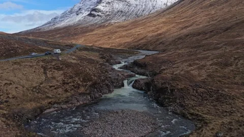 Aerial view of river etive flowing through glen etive in scotland 库存影片 334061066