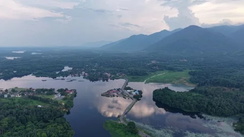 Aerial view of river, forest, and mountain landscape under cloudy sky Vídeos de archivo 344821913