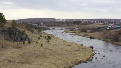 Aerial view of the river with large rocks in the riverbed. Vídeo Stock 133312561