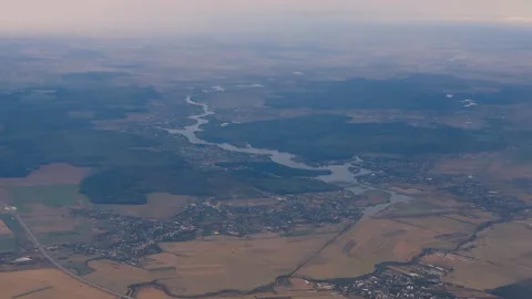 Aerial View Of River Meandering Through Farmland And Small Towns From Above Vidéo 335385008