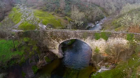 Aerial view of a river on a mountain, with an old bridge. 스톡 동영상 63362162