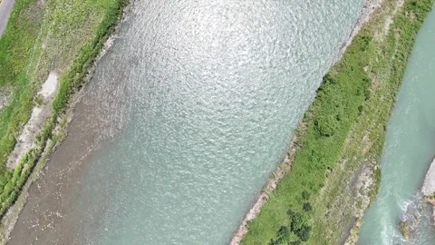Aerial view of a river splitting through green landscape Vídeos de archivo 339124013