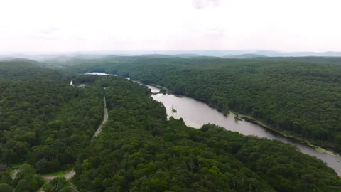 Aerial view of river winding through forest landscape in Peekskill New York Vídeo Stock 316038777