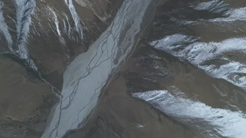 Aerial view of river winding through mountains with gradual zoom out effect Video stock 319544548