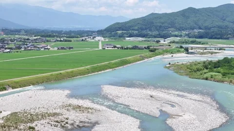 Aerial view of river winding through green fields Vídeo Stock 339124389