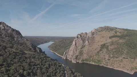 Aerial view of a river winding through a limestone gorge Vídeos de archivo 342260214