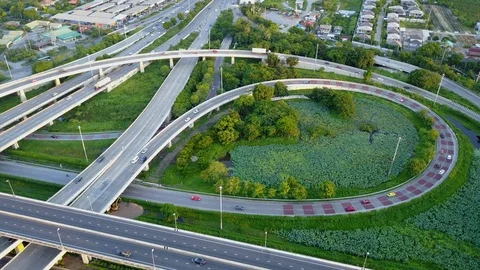 Aerial view of road interchange of highway intersection with traffic speeding 스톡 동영상 115488261