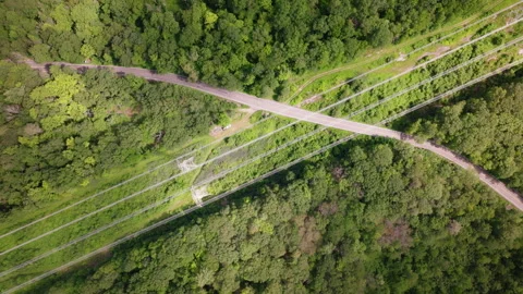 Aerial view of road intersection cutting through forest in Peekskill New York Vídeo Stock 316032746