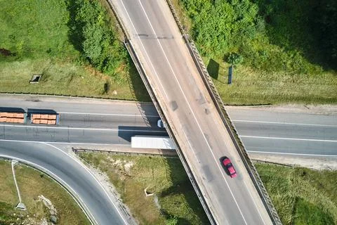 Aerial view of road intersection with fast moving heavy traffic on city streets Stock-Fotos