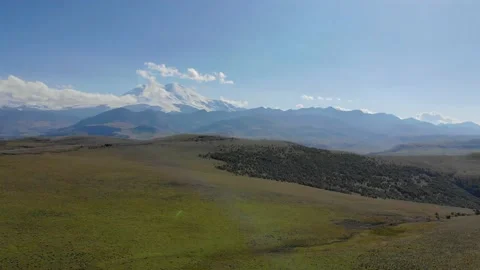 Aerial view of the road passing through the Caucasian ridge, Elbrus region. Cars Vídeos de archivo 156577532
