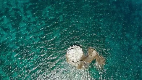 Aerial view of rocks in the ocean Vídeos de archivo 109817011