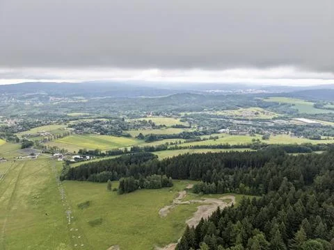 Aerial view of rolling fields, forests and distant hills under a low cloud .. Foto stock