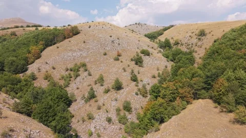 Aerial View of Rolling Hills and Forested Slopes on Visocica Mountain, Bosnia  Vídeo Stock 342715526