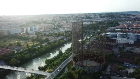 Aerial view, Rome at sunset, River, bridges and the Gasometer in an old district Vidéo 90643463