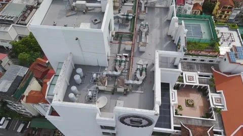 Aerial view of a rooftop HVAC system in Hanoi, Vietnam, showcasing air handling Vidéo 315652532