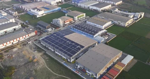 Aerial view of rooftop solar panel installed on factory warehouses Vídeo Stock 329766700