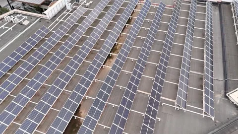 Aerial View of Rooftop Solar Panels on Industrial Building 库存影片 330010432