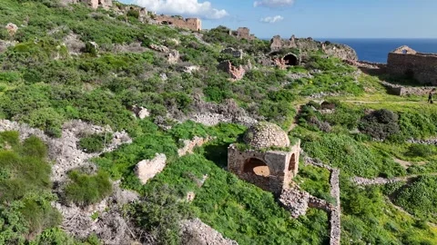 Aerial view of the rotunda and upper town ruins with ancient fortress walls on t Video stock 302074564
