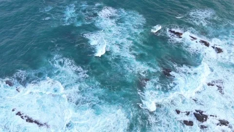 Aerial View of Rough Ocean Waves Hitting Rocky Shore 스톡 동영상 314121000
