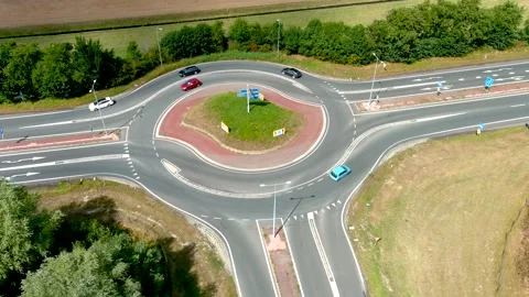 Aerial view of a roundabout. Vídeo Stock 275037332