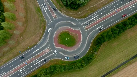 Aerial view of a roundabout. Vídeo Stock 275266923